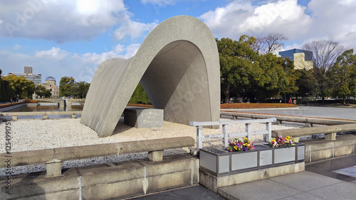 日本　広島県広島市 平和記念公園 広島平和都市記念碑 平和の灯 原爆ドーム 斜めからの写真