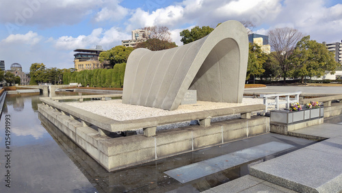 日本　広島県広島市 平和記念公園 広島平和都市記念碑 平和の灯 原爆ドーム 斜めからの写真