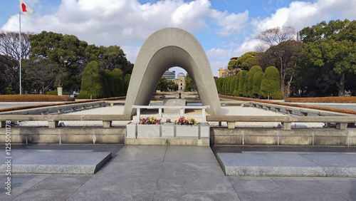 日本　広島県広島市 平和記念公園 広島平和都市記念碑 平和の灯 原爆ドーム 正面からの写真