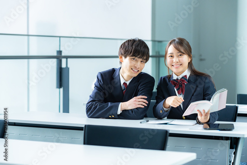 教室で自習する学生【撮影協力:スカパー東京メディアセンター】 photo