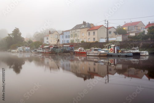 Brouillard sur le Port de la Morinière à Rezé par un matin d'octobre - Fog on the Moriniere harbour in Reze on an October morning