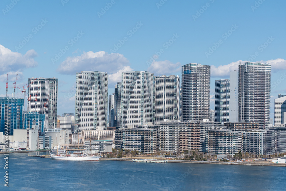 Obraz premium Tokyo Skyline under the blue sky on a sunny day