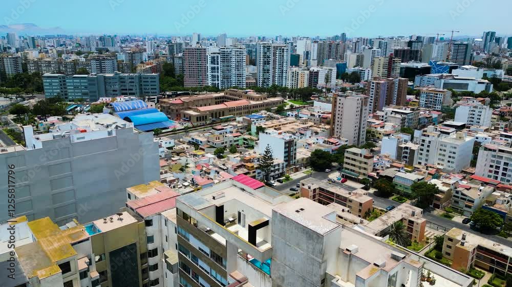 Distrito de Lince en Lima, Peru durante un día soleado de verano con el cielo azul y despejado