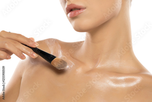 Fotografija Luminous body shimmer applied with a brush, creating a radiant, golden glow acro