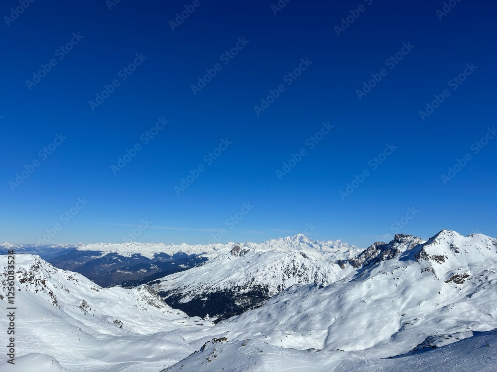 Obraz premium snow covered mountains in winter val thorens french alps