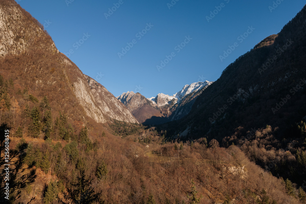 vista panoramica di un ambiente naturale tra le montagne della Slovenia nord-occidentale, di giorno, al tramonto, in inverno, con cielo sereno vista panoramica di un ambiente naturale tra le montagne della Slovenia nord-occidentale, di giorno, al tramonto, in inverno, con cielo sereno