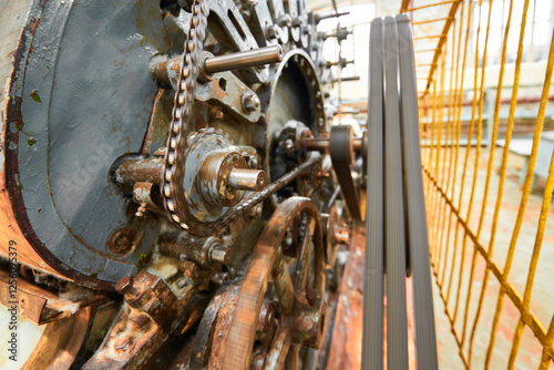 Tableau sur toile Vintage carding machine showcasing intricate machinery and craftsmanship in a te