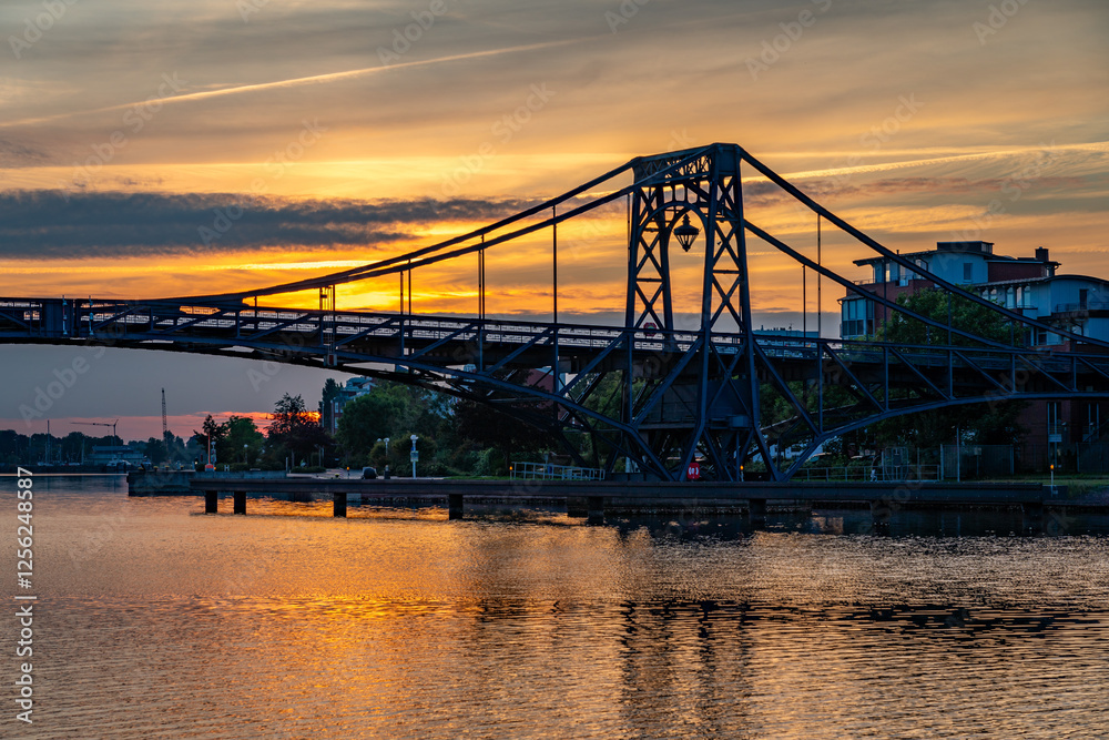 Fototapeta premium Die Kaiser-Wilhelm-Brücke in Wilhelmshaven im Sonnenuntergang