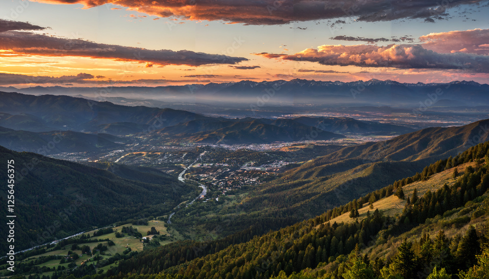 Fototapeta premium Le coucher du soleil éclabousse les montagnes d'une lumière dorée