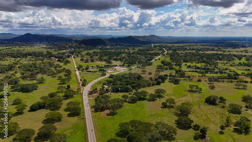 Foto aérea que muestra las planicies y fincas de ganado que caracterizan el departamento de Córdoba en Colombia