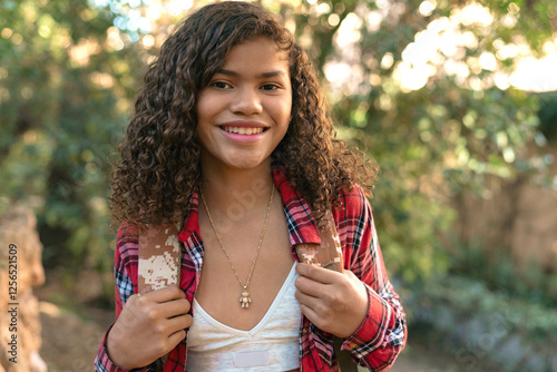 Cuadro en lienzo Smiling Teen Girl Enjoying Nature Walk