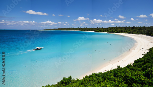 Plage d'eau turquoise bordée de végétation luxuriante et de sable blanc