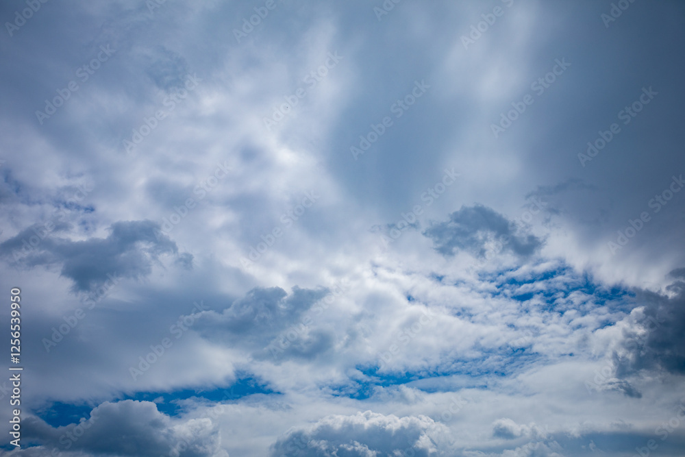 Obraz premium A stunning and dynamic sky is beautifully adorned with clouds and accentuated by blue touches