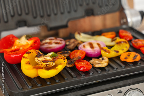 Modern electric grill with ...