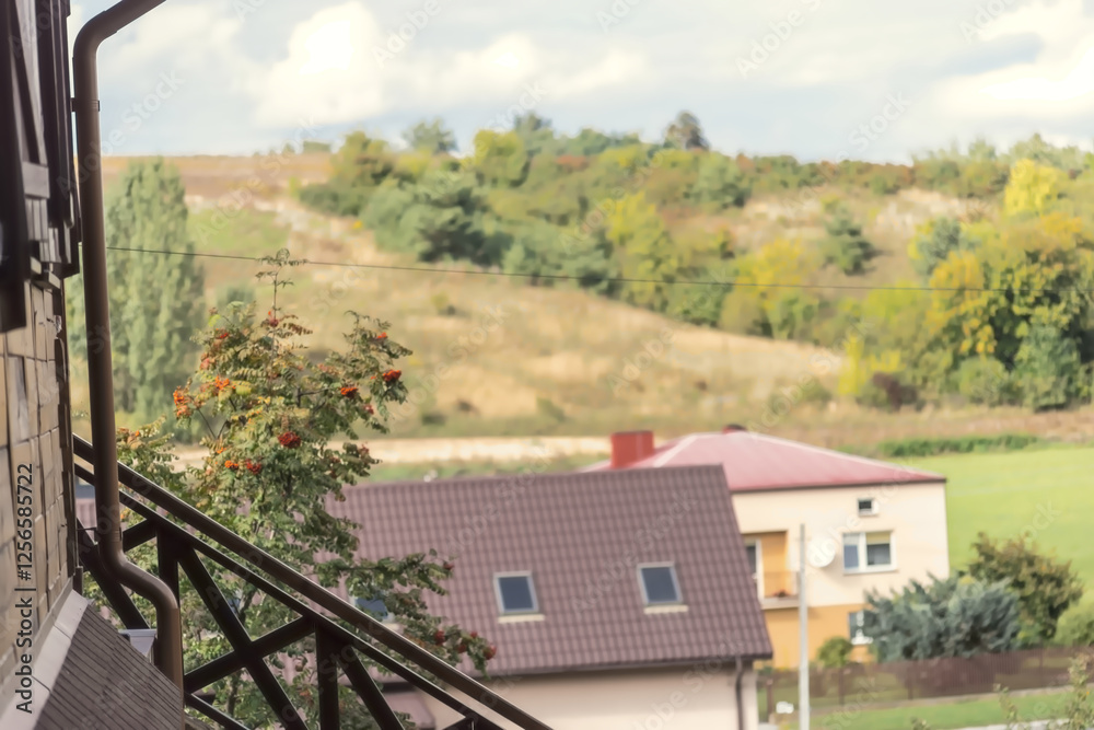 Schody i fasada drewnianego domu na wzgórzach po południu późnym latem. Drewniane schody prowadzą w dół z domu na zboczu wzgórza, fasada jest częściowo widoczna. Schody i fasada drewnianego domu na wzgórzach po południu późnym latem. Drewniane schody prowadzą w dół z domu na zboczu wzgórza, fasada jest częściowo widoczna.