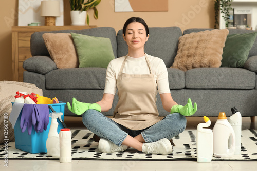 Young woman meditating on f...