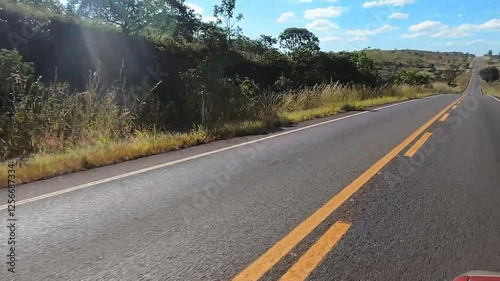 Dirigindo por estrada asfaltada no povoado de São Jorge, cidade de Alto Paraiso de Goiás, Estado de Goiás, região da chapada dos Veadeiros