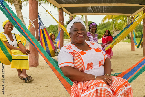 Canvastavla Portrait of a beautiful lady of the Garifuna ethnic group, wearing an orange folkloric costume