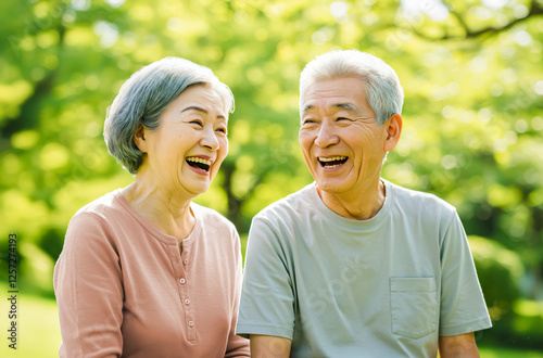 自然豊かな場所でくつろぐ老夫婦
