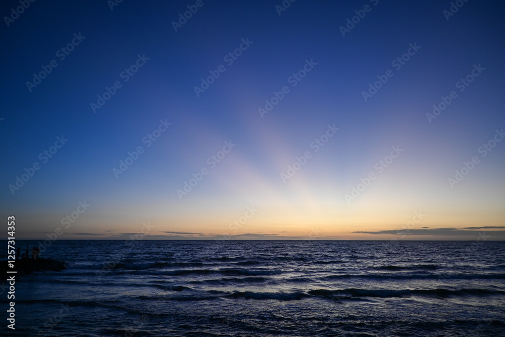 Obraz premium Vivid sunset over water on Port Philip Bay in Melbourne