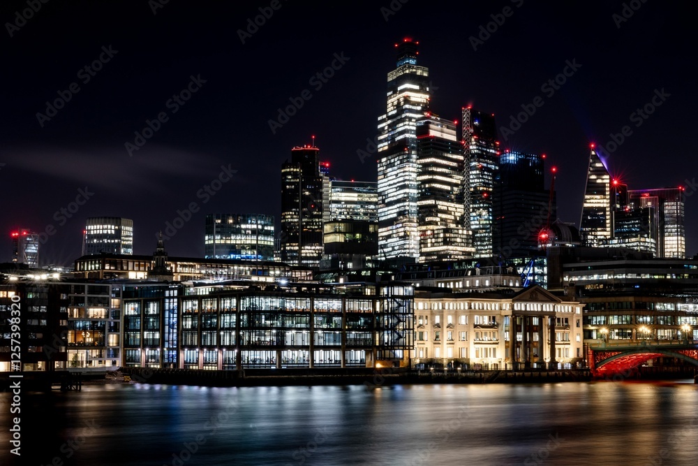 Naklejka premium Illuminated London skyline at night