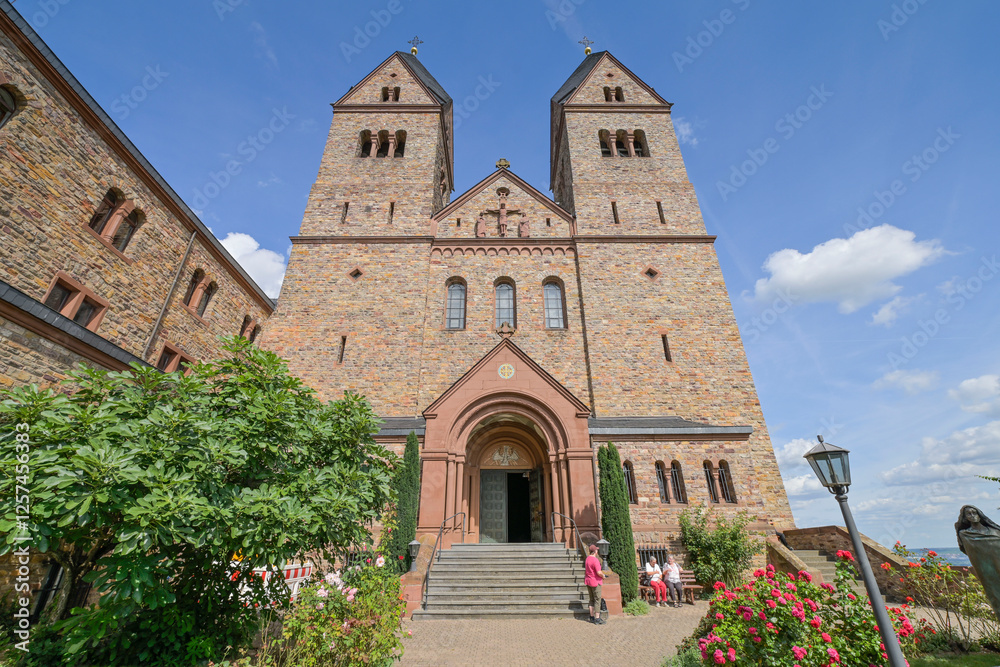 Fototapeta premium Abteikirche, Benediktinerinnenkloster Abtei St. Hildegard, Eibingen, Rüdesheim am Rhein, Hessen, Deutschland