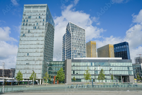 Cuadro en lienzo Gebäudekomplex Infinity mit Bürohäusern, Shoppingcenter, Wohnungen, Av