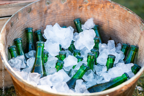 Cervezas metidas en un cubo metálico con hielo