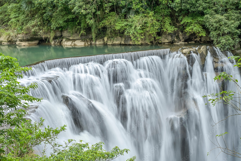 Fototapeta premium Shifen Wasserfall, Keelung-River, Bezirk Pingxi, Taiwan