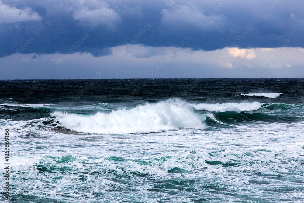 Fototapeta premium waves crashing on the rocks