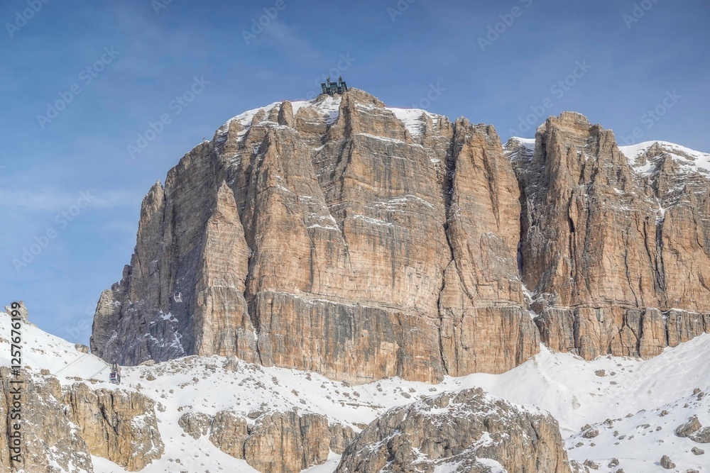 Fototapeta premium Felsen, Sella-Stock, Seilbahn zum Sass Pordoi, Dolomiten, Italien