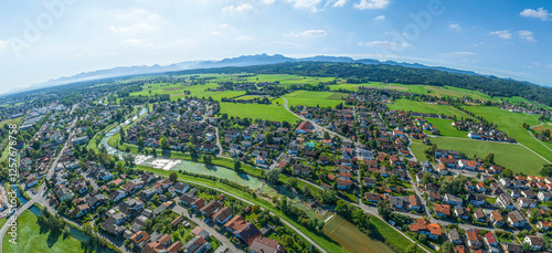 Obraz na płótnie Die Marktgemeinde Bruckmühl im oberbayerischen Chiemgau aus der Vogelperspektive w salonie