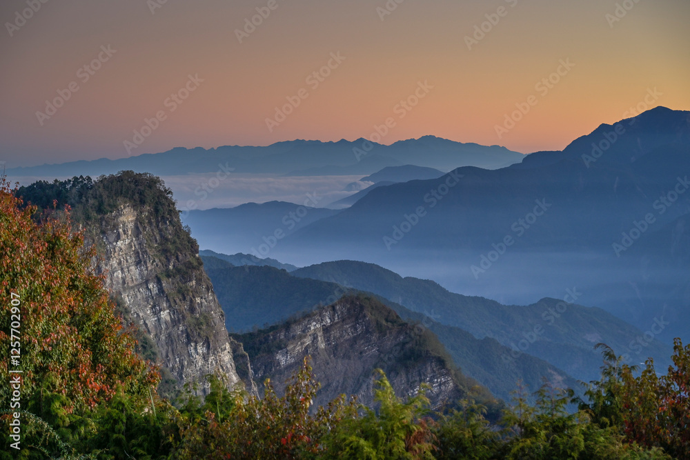 Obraz premium Berglandschaft, Mittelgebirge gesehen im Morgenlicht vom Xiaoliyuanshan Lookout, Alishan National Forest Recreation Area, Alishan Township, Chiayi County, Taiwan