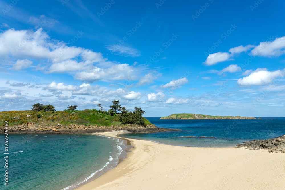 Obraz premium Perron sandy beach in Saint-Briac-sur-Mer, llle-et-Vilaine, Brittany, France