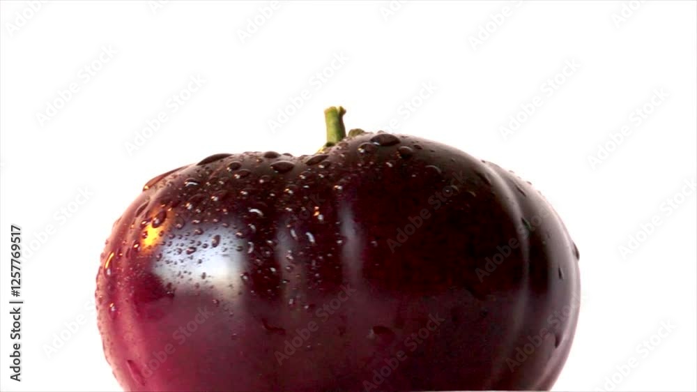 Tomate morado mojado y girando