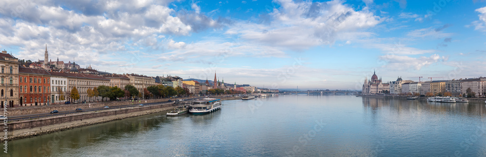 Naklejka premium Panorama of River Danube in autumn overcast morning in Budapest