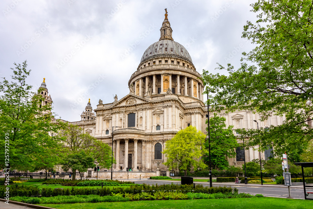 Fototapeta premium St. Paul's cathedral in London, UK