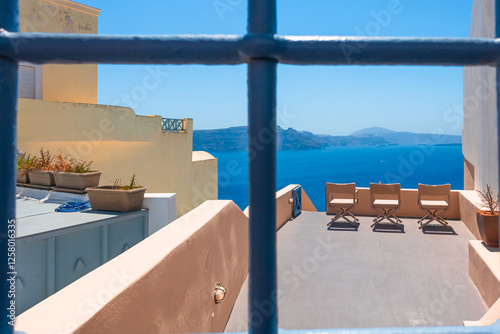 Fototapeta Naklejka Na Ścianę i Meble -  Vue sur la Caldeira depuis l'île de Santorin.
