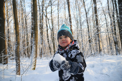 Obraz na płótnie little boy in winter park w salonie