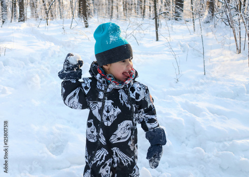Obraz na płótnie little boy in winter park w salonie