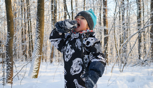 Obraz na płótnie little boy in winter park w salonie