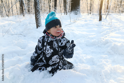 Obraz na płótnie little boy in winter park w salonie