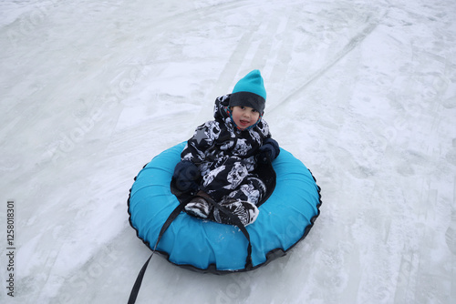 Obraz na płótnie little boy in winter park w salonie