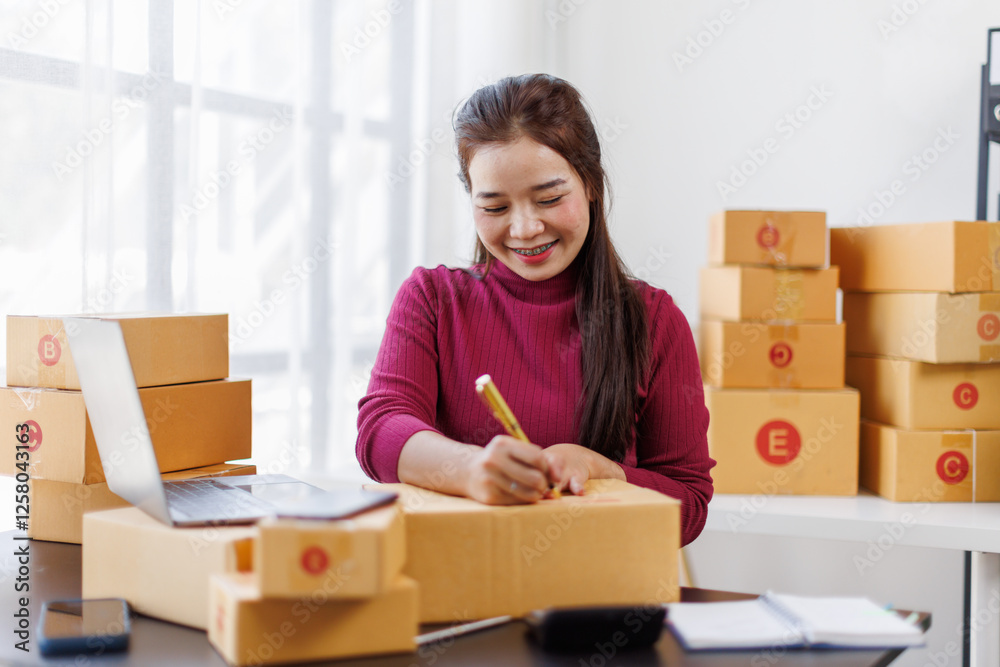 SME entrepreneurs write information on the front of the parcel box and check the order and check the order. Prepare parcels for delivery.
SME entrepreneurs write information on the front of the parcel box and check the order and check the order. Prepare parcels for delivery.