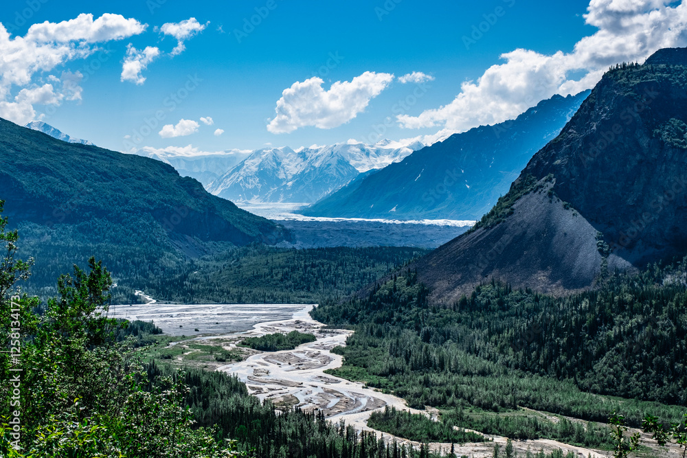 Obraz premium Alaska wilderness with snowcapped mountains, rivers and lakes