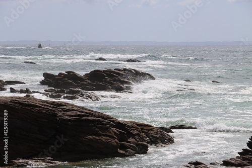 Obraz na płótnie waves crashing on rocks by a windy day w salonie