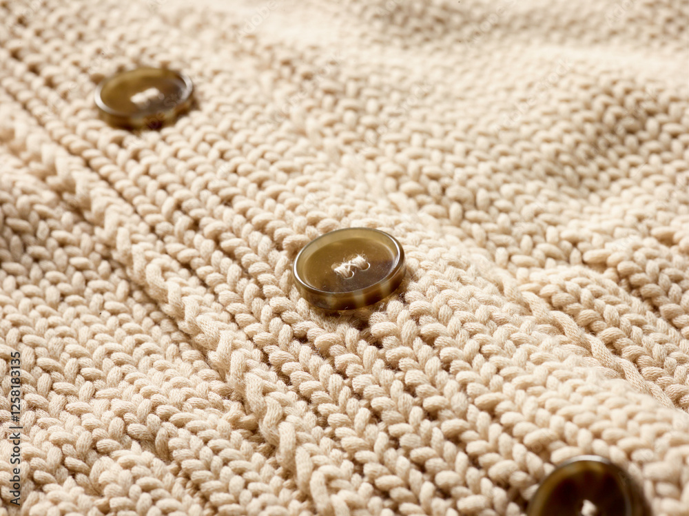 Detailfoto Closeup von 3 Knöpfen an der gelegten beigen Wollstrickjacke Detailfoto Closeup von 3 Knöpfen an der gelegten beigen Wollstrickjacke