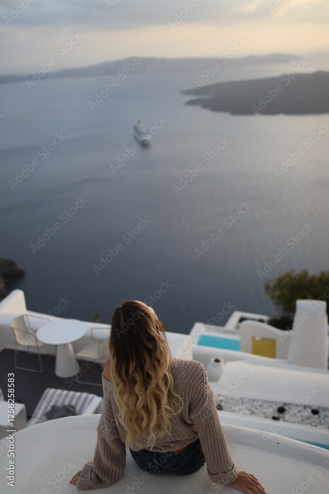 Obraz premium Woman with santorini sunset greece