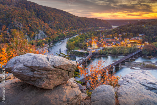 Tableau sur toile Harpers Ferry, West Virginia, USA overlooking the Shenandoah Valley