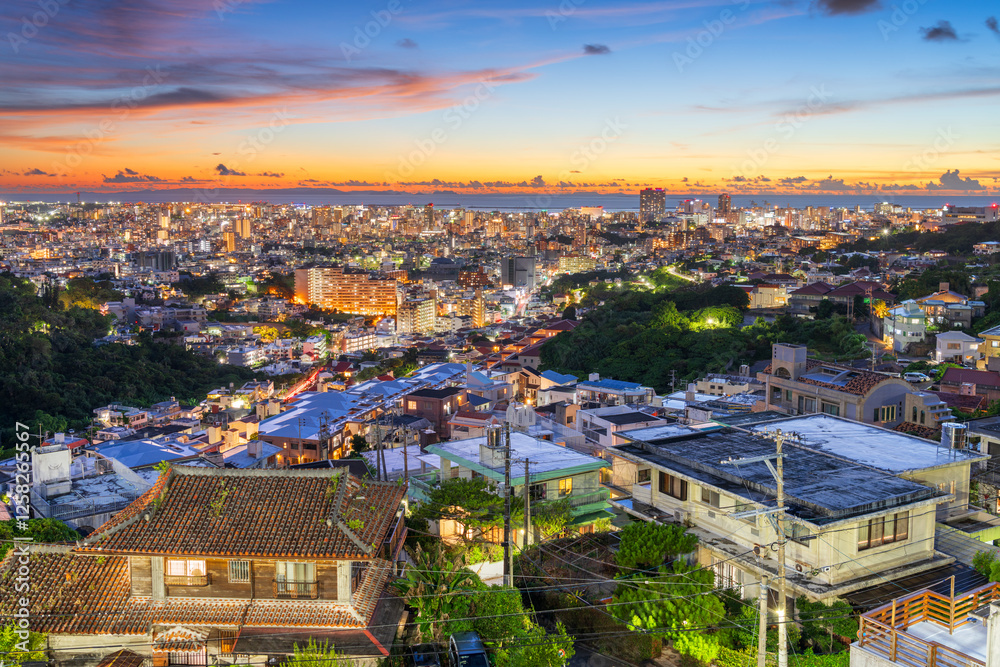 Obraz premium Naha, Okinawa, Japan city skyline at dusk
